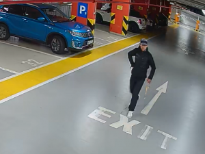 VIDEO: Muži kradli v podzemních garáží. Brali žebřík, tašky i skútr