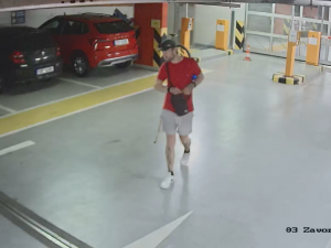 VIDEO: Muži kradli v podzemních garáží. Brali žebřík, tašky i skútr
