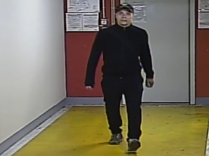 VIDEO: Muži kradli v podzemních garáží. Brali žebřík, tašky i skútr