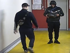 VIDEO: Muži kradli v podzemních garáží. Brali žebřík, tašky i skútr