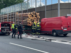 VIDEO: Provoz na příjezdu do Prahy zablokovala nehoda. Řidič kamionu byl opilý, zasahoval i vrtulník