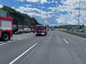 VIDEO: Provoz na příjezdu do Prahy zablokovala nehoda. Řidič kamionu byl opilý, zasahoval i vrtulník