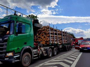 VIDEO: Provoz na příjezdu do Prahy zablokovala nehoda. Řidič kamionu byl opilý, zasahoval i vrtulník