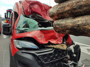 VIDEO: Provoz na příjezdu do Prahy zablokovala nehoda. Řidič kamionu byl opilý, zasahoval i vrtulník