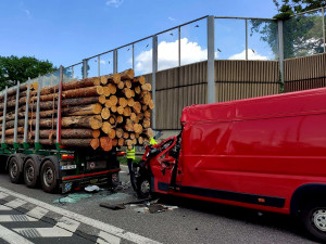 VIDEO: Provoz na příjezdu do Prahy zablokovala nehoda. Řidič kamionu byl opilý, zasahoval i vrtulník