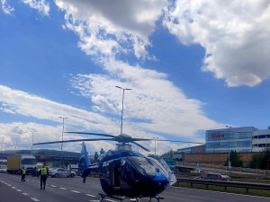 VIDEO: Provoz na příjezdu do Prahy zablokovala nehoda. Řidič kamionu byl opilý, zasahoval i vrtulník