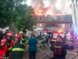 VIDEO: V domově pro seniory u Prahy vypukl požár. Z budovy evakuovali přes padesát klientů