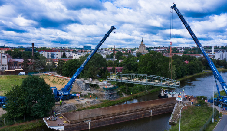 Most přes plavební kanál Troja-Podbaba je na místě. Přivezli ho po řece z Mělníku