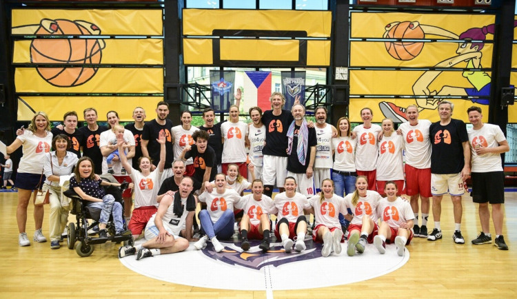 Přední české basketbalistky se utkají s týmem osobností. Nebude chybět ani hvězda NBA Tomáš Satoranský