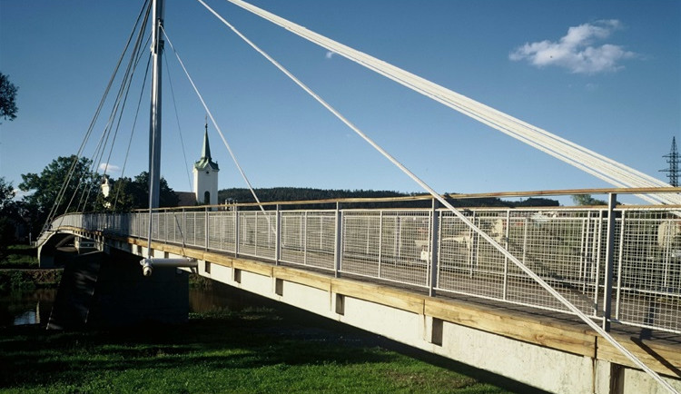 VIDEO: Radotínská lávka je ve velmi špatném stavu. Nová bude fungovat od půlky července