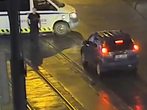 VIDEO: Za volantem bez řidičáku, pod drogami a v pěší zóně. Strážníkům nebezpečný řidič neutekl