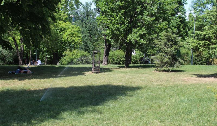 Chytré zavlažování v parku.