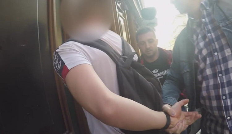 Muže zadrželi přímo na ulici.