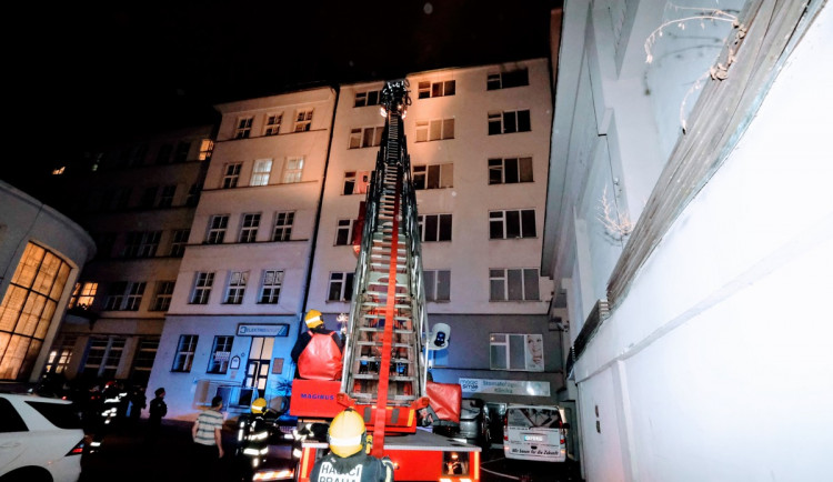 Tragédie na Karlově náměstí v Praze. Při nočním požáru bytu zemřel člověk