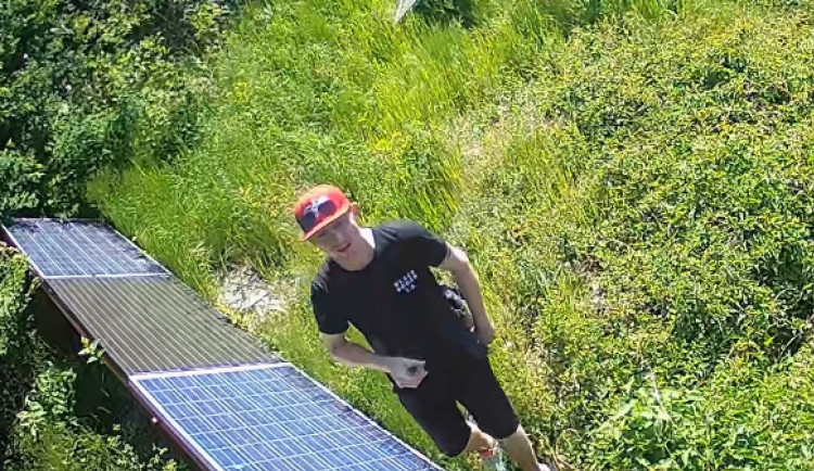 VIDEO: Muži ukradli solární panely za desítky tisíc