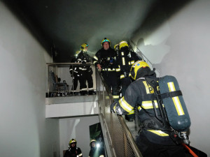 Noční požár bytu na Karlově náměstí v Praze měl tragické následky. Jeden člověk při něm zemřel