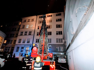 Tragédie na Karlově náměstí v Praze. Při nočním požáru bytu zemřel člověk