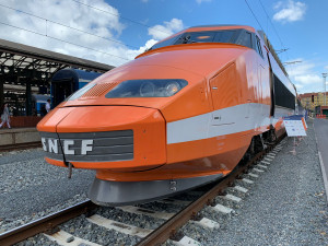 VIDEO: Čtyřicet let stará budoucnost dorazila do Prahy. TGV přilákalo stovky zájemců