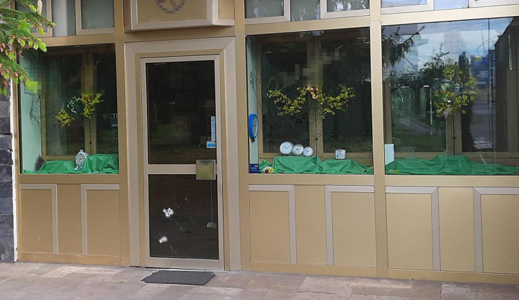 Vandal chtěl rozbít dveře zlatnictví sekerou, dovnitř se ale nedostal.