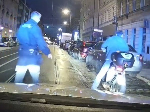 VIDEO: Opilé krasojízdy pražský řidičů. Na skútru bez helmy, za volantem bez řidičáku