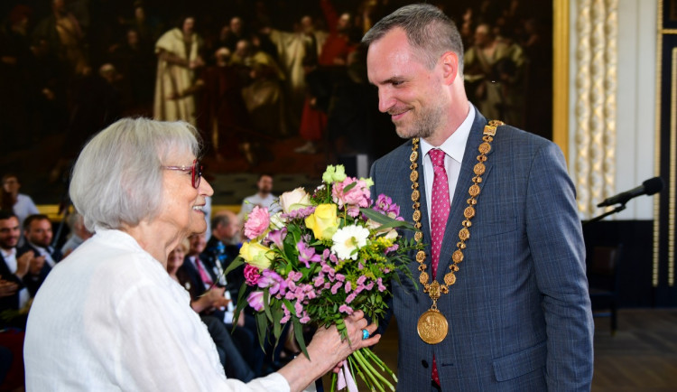 Praha má tři nové čestné občany. Kromě Marty Kubišové převzali ocenění i legendární houslista a hlasatelka Dagmar Hazdrová