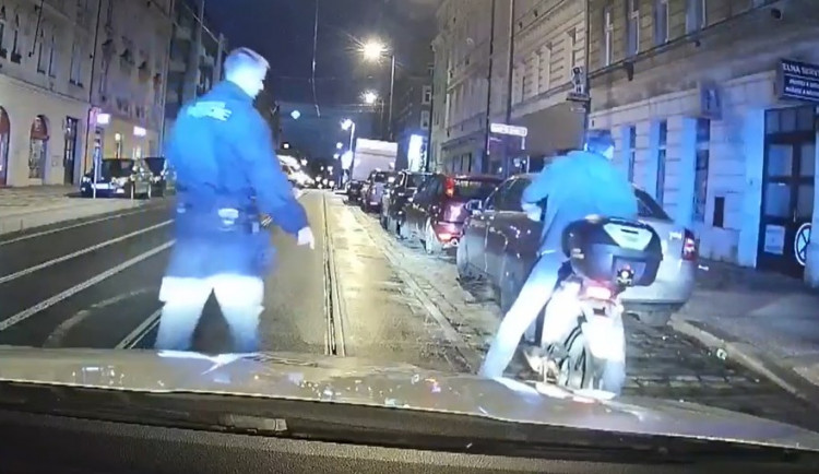 Muž jel na skútru bez helmy a pod vlivem alkoholu.