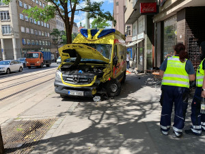 V Praze bourala sanitka. Srážku s osobákem vyšetřuje policie
