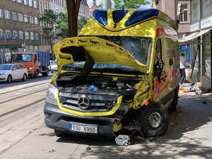 V Praze nabourala sanitka