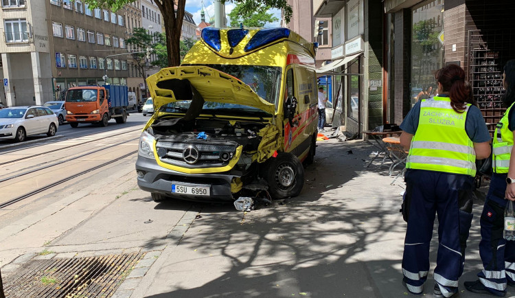 Sanitka bourala v ulici Ječná.