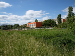 Praha 13 plánuje novou komunitní zahradu. Vybuduje ji na školním pozemku