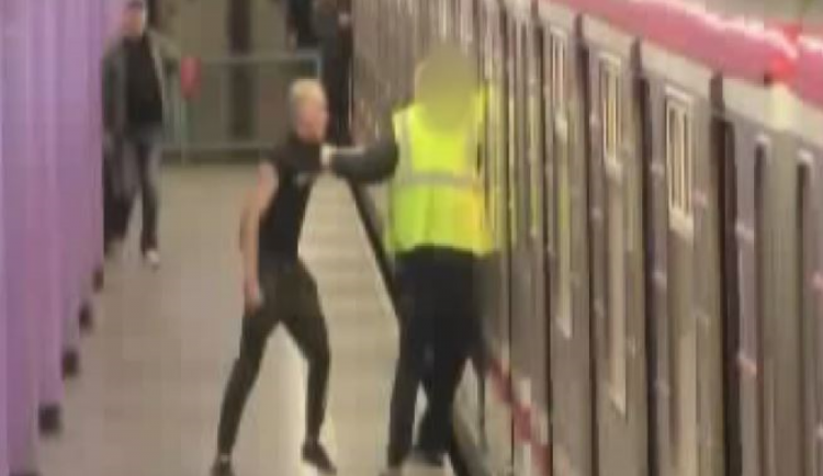 VIDEO: Muž usnul v metru a dojel na konečnou. Když ho vzbudil člen ostrahy, zbil ho pěstmi