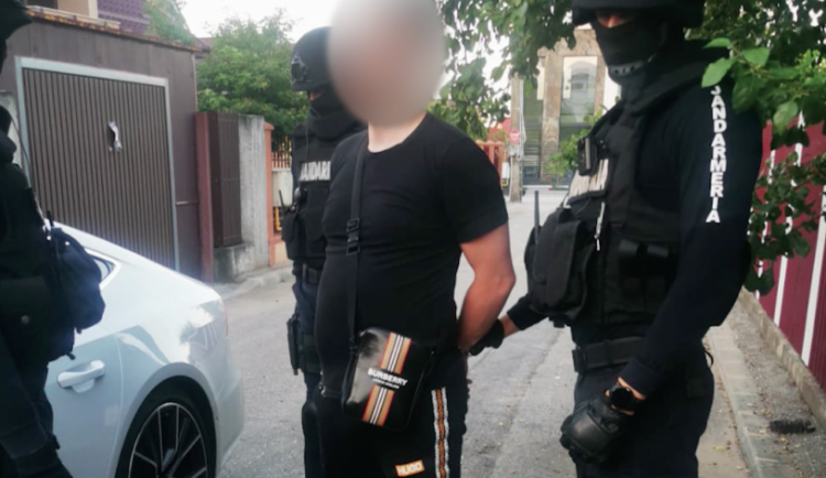 Gang podvedl skoro dvě stě lidí.