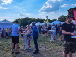 FOTO: Na Parukářce proběhlo Žižkovské pivobraní. Otáčely se podtácky a hrálo se na harmoniku