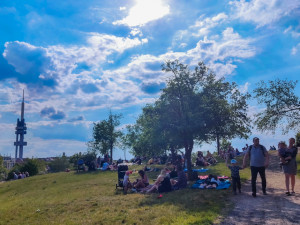 FOTO: Na Parukářce proběhlo Žižkovské pivobraní. Otáčely se podtácky a hrálo se na harmoniku