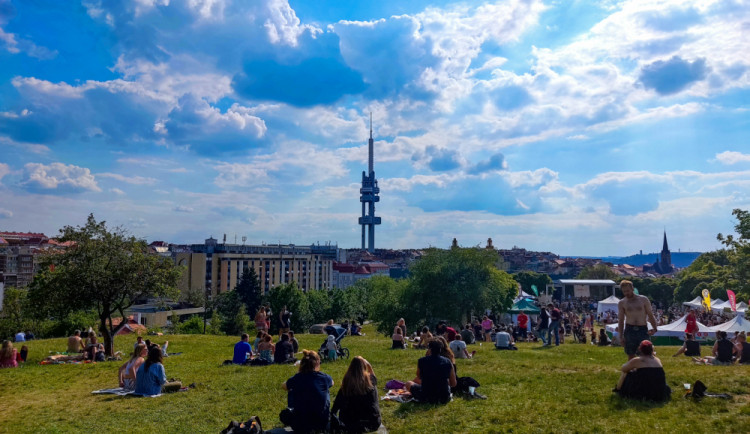 Na Parukářce proběhlo Žižkovské pivobraní. Otáčely se podtácky a hrálo se na harmoniku
