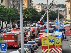 V Sokolovské ulici hořela kuchyň. Zásah hasičů omezil dopravu, silnice byla v jednom směru neprůjezdná