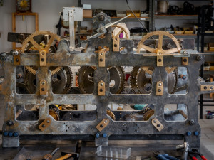 Hodiny budou zpět za tři měsíce.