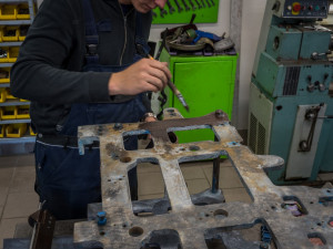 Hodiny z Průmyslového paláce procházejí renovací. Za tři měsíce budou zase ve věži