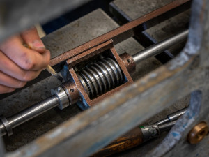 Hodiny z Průmyslového paláce procházejí renovací. Za tři měsíce budou zase ve věži