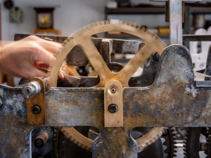 Hodiny z Průmyslového paláce procházejí renovací. Za tři měsíce budou zase ve věži