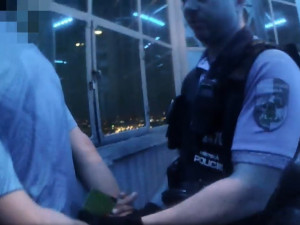 VIDEO: Opilý a zfetovaný muž chtěl skočit z Petřínské rozhledny