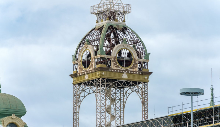 Hodiny z Průmyslového paláce procházejí renovací. Za tři měsíce budou zase ve věži