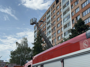 VIDEO: Při požáru bytu v Praze se zranili dva lidé. Kočka požár nepřežila