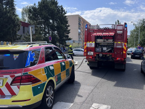 VIDEO: Při požáru bytu v Praze se zranili dva lidé. Kočka požár nepřežila