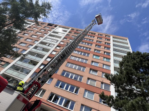 VIDEO: Při požáru bytu v Praze se zranili dva lidé. Kočka požár nepřežila