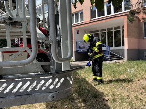 VIDEO: Při požáru bytu v Praze se zranili dva lidé. Kočka požár nepřežila