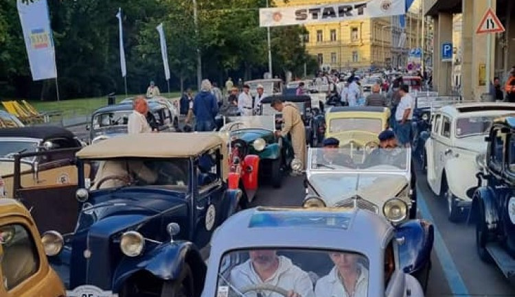 VIDEO: Dnes odstartoval závod veteránů 1000 mil československých z Prahy do Bratislavy a zpět