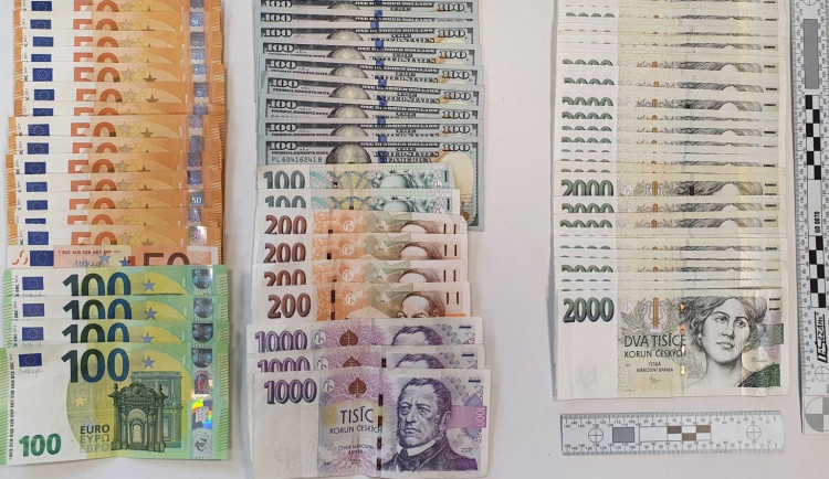 Do Česka přijeli s igelitkou v ruce, podvody od lidí vylákali stovky tisíc