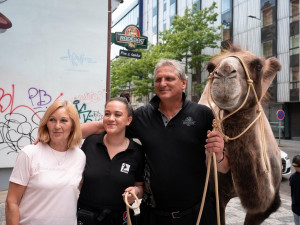 Prahou prošli velbloudi. Pivovar upozornil na nedostatek vody