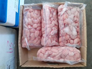 VIDEO: Pochybné vepřové, krůtí varlata, krev. V Sapě objevili čtvrt tuny závadného masa